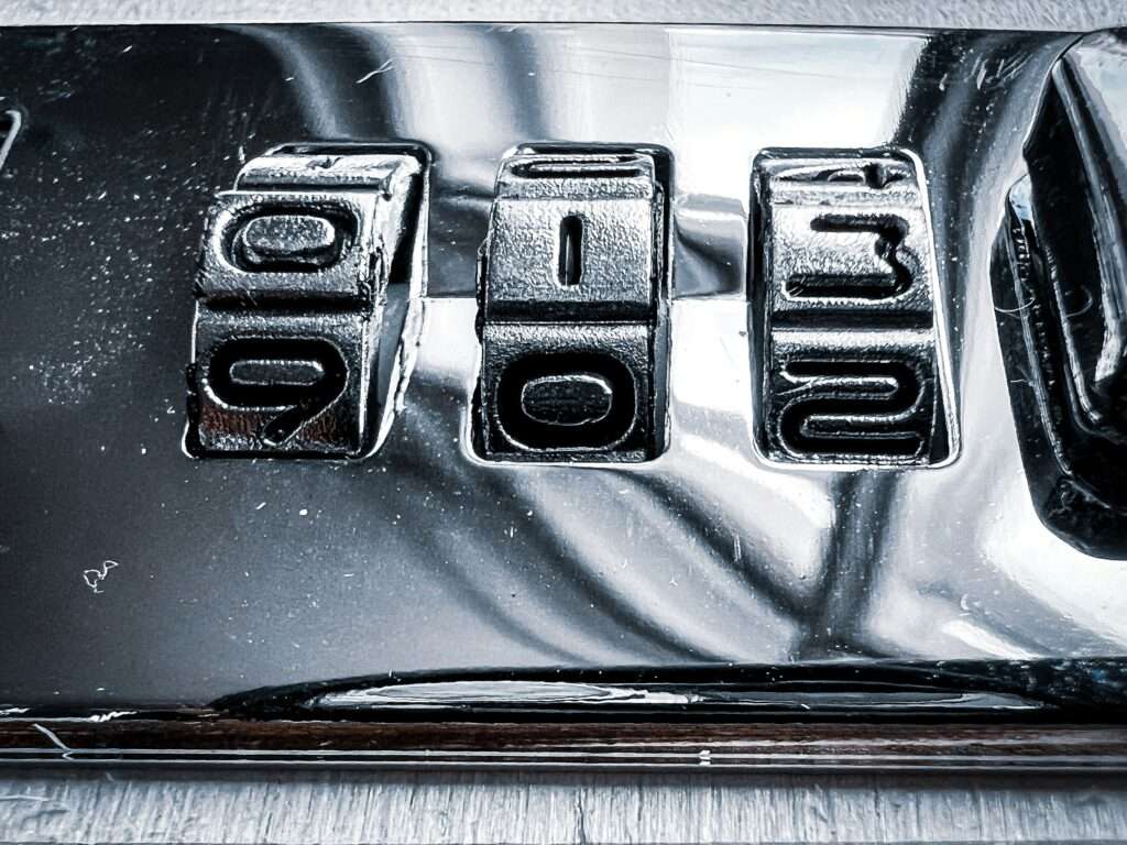 Nahaufnahme eines Zahlenschlosses – Symbol für sicheren Vermögensschutz